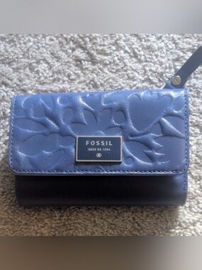 Fossil women's blue patterned leather trifold wallet.